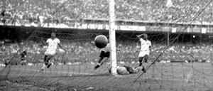 Das hätten die Schotten sein können: Der 2:1-Siegtreffer für Uruguay beim Finale der WM 1950 gegen Brasilien. 