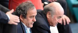 Michel Platini (l.) und Joseph S. Blatter. 