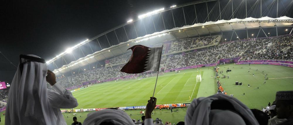 Die Idylle trügt. Fans der Fußball-Nationalmannschaft von Katar warten am 07.01.2011 auf den Beginn des Eröffnungsspiels des Asien-Cups 2011 im Khalifa-Stadion in Doha. 