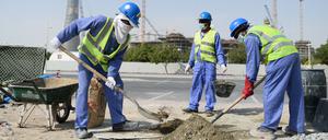 Bauarbeiter aus Sri Lanka arbeiten auf einer Baustelle vor dem Hotel „The Torch“ und dem Khalifa International Stadium in Doha.