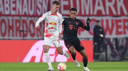 Wiedersehen nach der WM. Leipzigs Spanier Dani Olmo (l.) im Duell mit Deutschlands Nationalspieler Jamal Musiala vom FC Bayern.