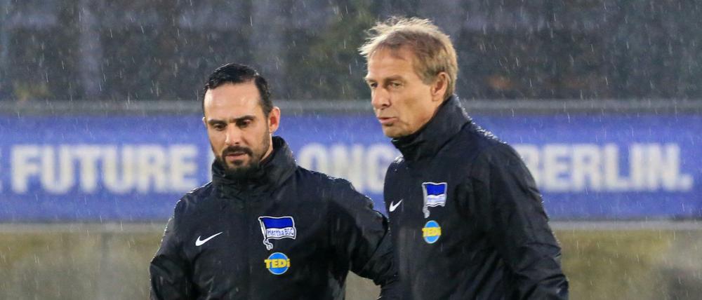 Vom Co zum Chef. Jürgen Klinsmann (r.) hat Alexander Nouri als Assistent zu Hertha BSC geholt. An diesem Samstag bestreitet Nouri mit Hertha sein erstes Spiel als Cheftrainer.