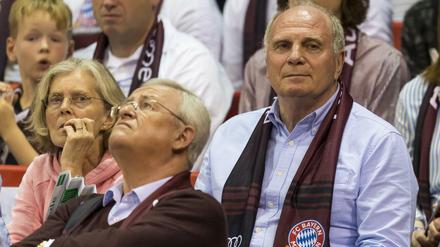 Bayern-Präsident Uli Hoeneß neben Ehefrau Susanne und hinter Ex-VW-Chef Martin Winterkorn beim Halbfinalspiel gegen Bamberg.