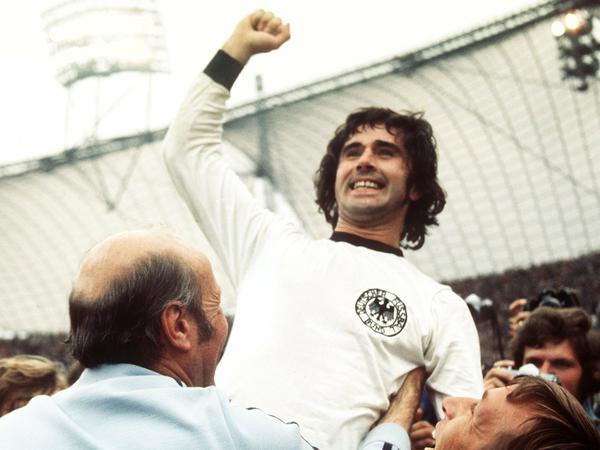 7. Juli 1974 München: Gerd Müller bejubelt mit Bundestrainer Helmut Schön (l.) den WM-Sieg.