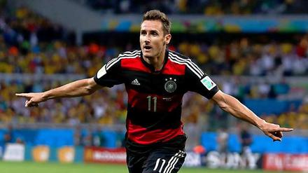 Miroslav Klose steigt mit seinem 16. WM-Tor endgültig zur Fußball-Legende auf. 