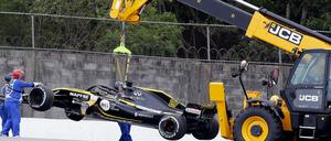 Hoch damit. Schon beim Training zum Grand Prix in Sao Paulo musste Nico Hülkenbergs Renault abgeschleppt werden.