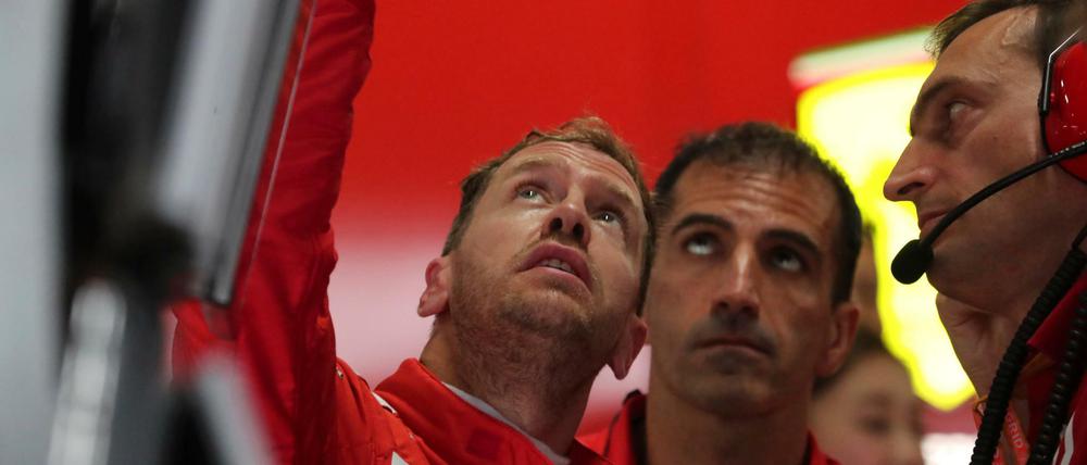 Was macht der Wettergott? Das fragt sich nicht nur Sebastian Vettel (l.).