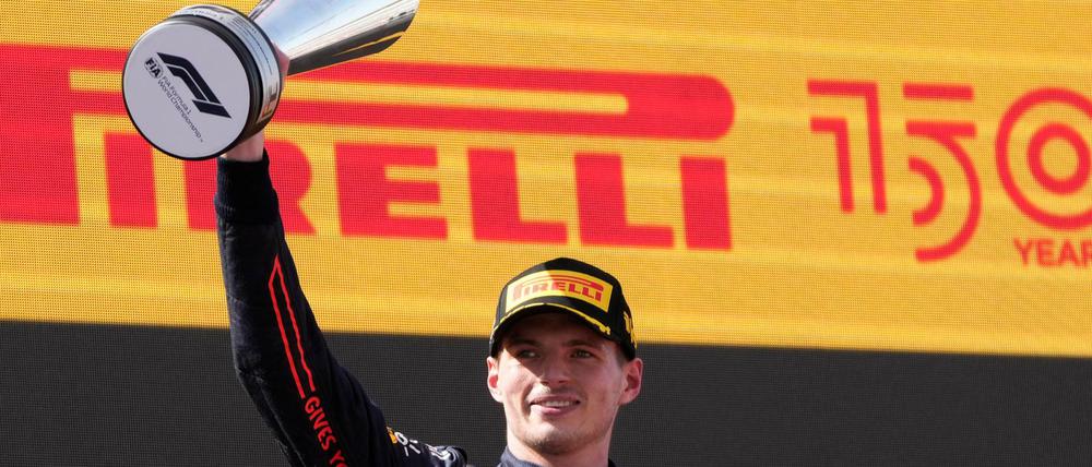 Red-Bull-Star Max Verstappen jubelt mit dem Pokal auf dem Podium über seinen Sieg beim Grand Prix von Spanien.