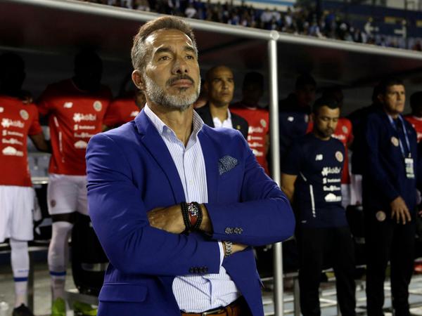 Ist das langweilig hier! Gustavo Matosas, Ex-Trainer der Fußballnationalmannschaft von Costa Rica, langweilt sich beim Hören der Hymne vor einem Spiel gegen Guatemala. 