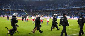 Abgang unter Polizeischutz. Die Hamburger Spieler nach dem 1:2 von Leverkusen.