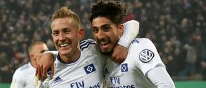 Hamburgs Berkay Özcan (r) und Lewis Holtby feiern Özcans Treffer zum 1:0.