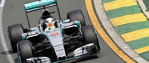 Titelverteidiger Lewis Hamilton hat sich im Mercedes die Pole-Position für den Großen Preis von Australien am Sonntag in Melbourne gesichert.