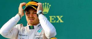 Im Hintergrund: Nico Rosberg will sich (noch) nicht mit der Rolle als Nummer zwei bei Mercedes abfinden.