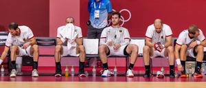 Gesenkte Köpfe bei den Handballern nach dem Aus bei Olympia