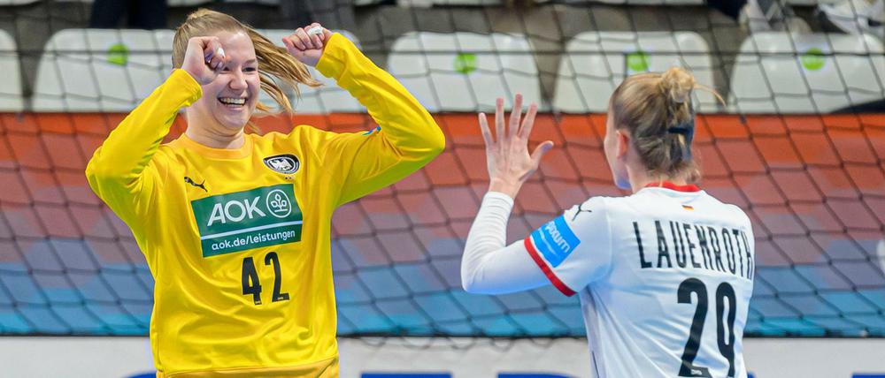 Katharina Filter (links) und Antje Lauenroth jubeln über den Einzug in die Hauptrunde der Handball-WM.
