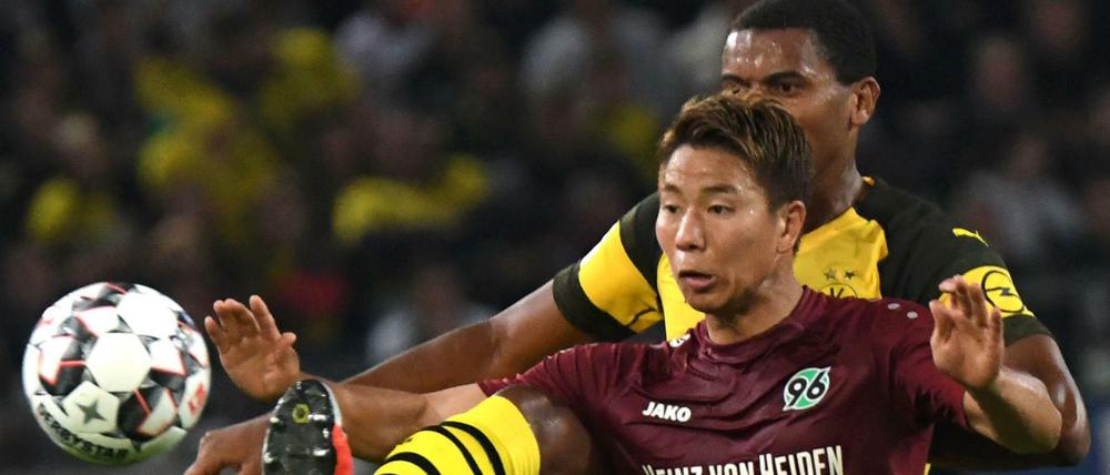 Hannovers Takuma Asano (vorn) und Dortmunds Manuel Akanji kämpfen um den Ball. 