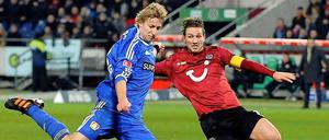 Leverkusens Stefan Kiesling und Hannovers Christian Schulz kämpfen um den Ball. Am Ende gewinnt keiner.