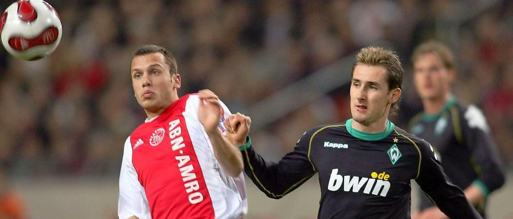 Zurück im Ajax-Trikot: John Heitinga (hier im Duell mit WM-Rekordtorschütze Miroslav Klose) kehrt zu seinem Heimatverein Ajax Amsterdam zurück.