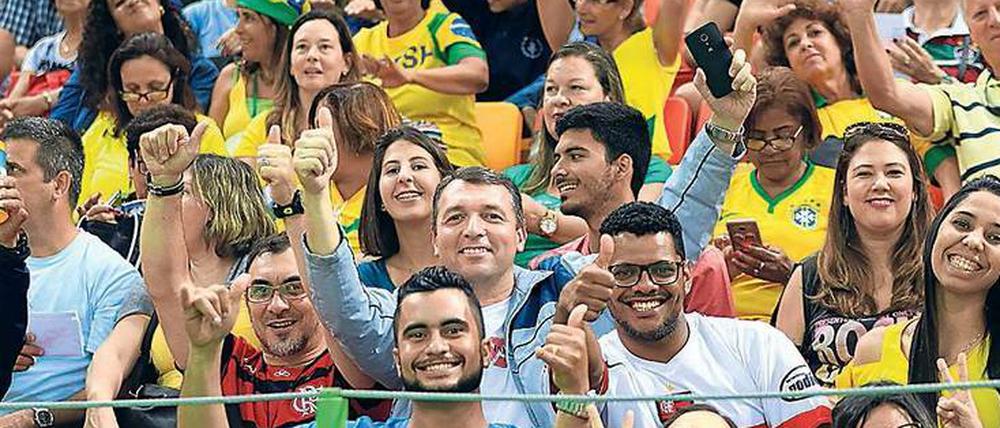 Jubel in Grün-Gelb. Fans beim paralympischen Goalball-Spiel Deutschland gegen Algerien.
