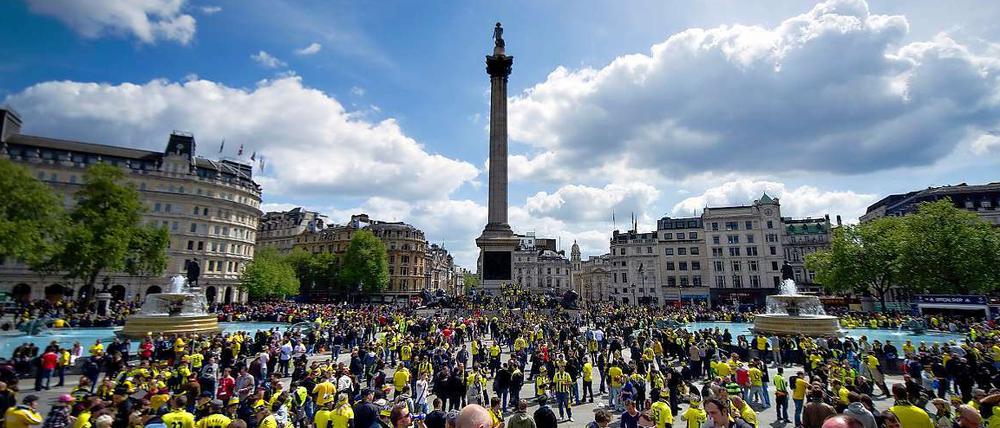 London fest in deutscher Hand. Am Trafalgar Square versammelten sich die BVB-Fans am Nachmittag, bevor sie richtig Stadion zogen.