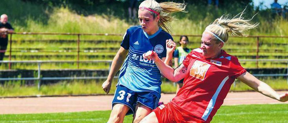 Knapp gescheitert. Nathalie Bock (r.) hat mit dem 1. FC Union den Aufstieg in die Zweite Liga verpasst.