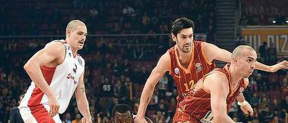 Nichts wie weg hier. Spielmacher Carlos Arroyo (ganz rechts) hat Galatasaray Anfang März den Rücken gekehrt, angeblich schuldet der Verein dem ehemaligen NBA-Profi aus Puerto Rico noch rund 500 000 US-Dollar. 