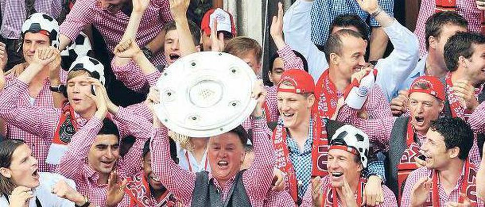 Feierbiest als Schalentier: Louis van Gaal genießt seinen persönlichen Triumph auf dem Münchner Rathausbalkon.