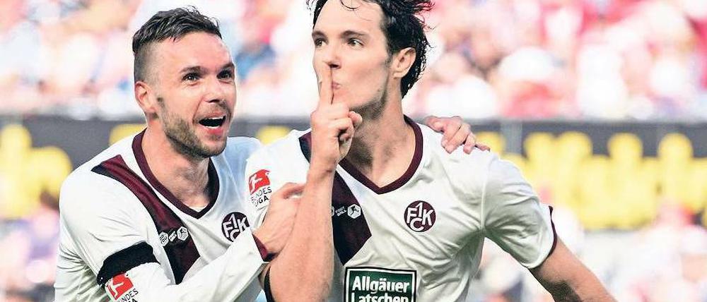 Ruhe bitte. Kaiserslauterns Angreifer Srdjan Lakic (r.) bringt die Kritiker mit seinen zwei Treffern in Köln zum Schweigen.