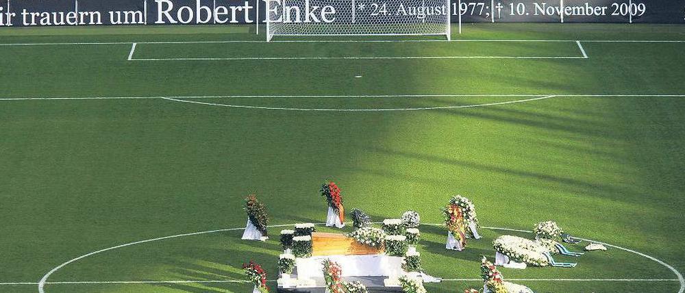 Stilles Gedenken. Nach dem Tod des Nationaltorhüters Enke am 10.11.2009 wurde sein Sarg fünf Tage später bei einer Trauerfeier in der Hannoveraner Arena aufgebahrt.