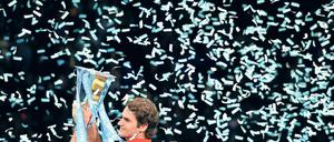 Warum regnet es immer auf mich? Roger Federer stemmt nach seinem Sieg im Finale der World Tour seine Trophäe in die Luft. Foto: AFP