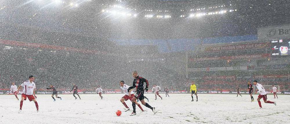 Weiß auf grün. Der Schnee deckte das Spielfeld in Leverkusen am vierten Advent völlig zu. Foto: Reuters