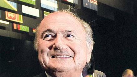 Am Kragen gepackt. Der umstrittene Fifa-Boss Sepp Blatter will auf dem Fifa-Kongress zur Wiederwahl antreten – ohne Gegenkandidat. 