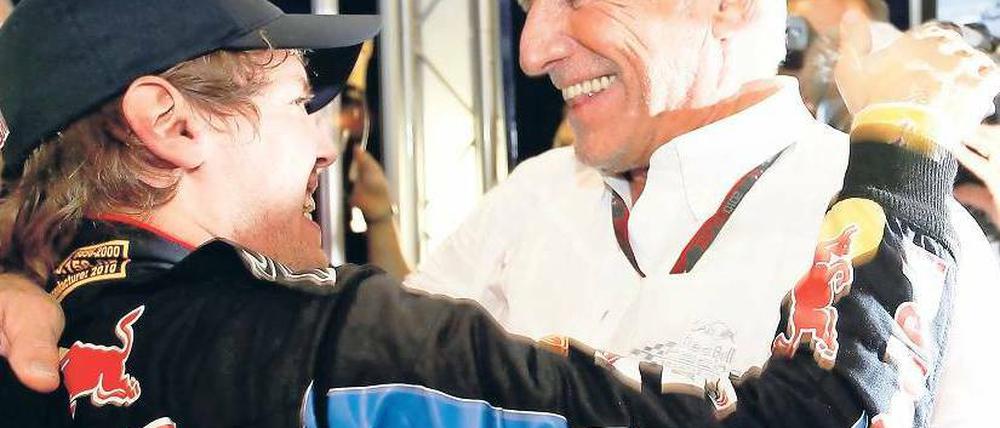 Lass dich herzen, mein Sohn. Mateschitz gratulierte seinem Piloten Sebastian Vettel persönlich zum ersten Formel-1-Titel.