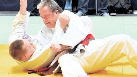 Kein Pardon. Judoka Daniel Herdrich (r.) kämpft seinen Widersacher Markus Schreiner bei den Special Olympics zu Boden. Foto: dpa
