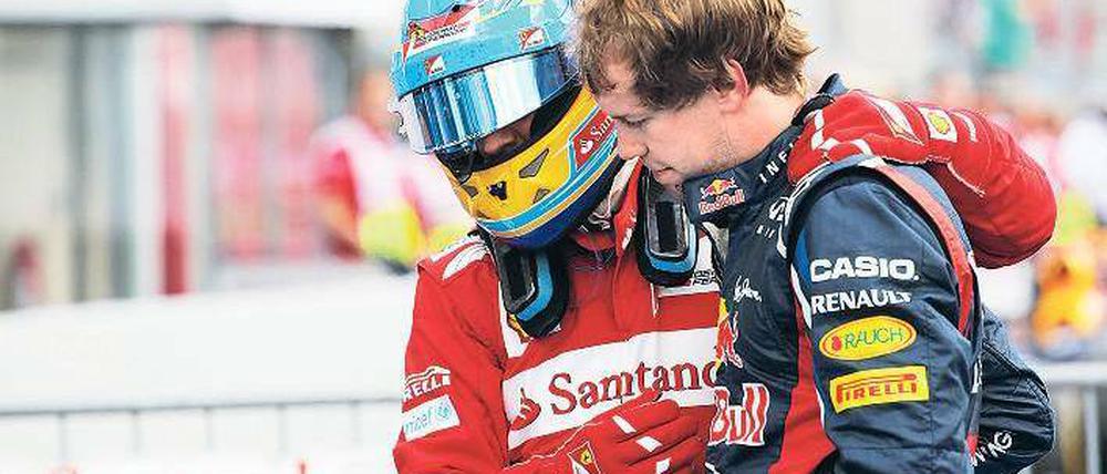Nimm’s nicht so tragisch. Fernando Alonso (links), der Sieger von Hockenheim, tröstet Sebastian Vettel, der als Zweiter ins Ziel kam, aber noch zurückgestuft wurde. Foto: dapd