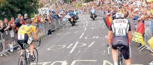 Isoliert. 2004 gewann Lance Armstrong (l.) das Einzelzeitfahren in L’Alpe d’Huez und ließ Ivan Basso keine Chance. Inzwischen steht er aus anderen Gründen alleine da.