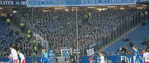Ohrenbetäubende Stille. Nicht nur in Hamburg, auch in allen anderen Stadien des deutschen Profifußballs verzichteten gestern die Fans in den ersten zwölf Minuten und zwölf Sekunden darauf, die Mannschaften anzufeuern. Foto: dpa