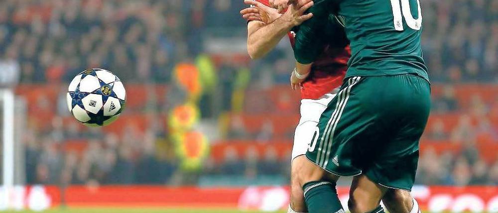 Jugend forscht. Madrids Özil (r.) im Zweikampf mit dem alternden Giggs. 