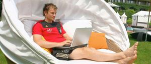 Es zwitschert. Der ehemalige Nationaltorhüter Jens Lehmann während der EM 2008 im Mannschaftshotel in Ascano.