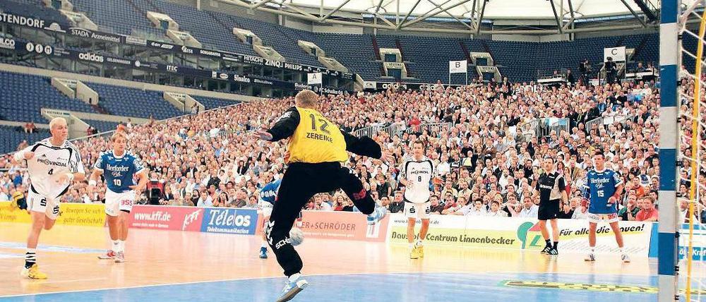 Platte im Stadion. 2004 fand auf Schalke das Eröffnungsspiel der Bundesliga zwischen Lemgo und Kiel vor 30.925 Besuchern statt – Zuschauer-Weltrekord im Handball.