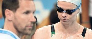 Aus den Augen verloren. Bundestrainer Lambertz (links) war nicht zufrieden mit den Ergebnissen der deutschen Schwimmer – das gilt auch für die Zeiten von Britta Steffen (rechts). Foto: dpa