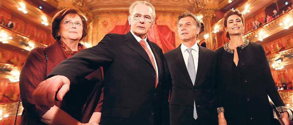 Letzter großer Auftritt. Jacques Rogge (2. v. l.) gemeinsam mit seiner Frau Anne (li.) in Buenos Aires. Neben ihnen Bürgermeister Mauricio Macri mit seiner Ehefrau.