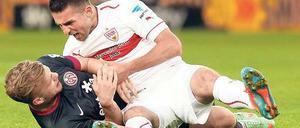 Setz’ dich. VfB-Stürmer Vedad Ibisevic (rechts) und Johannes Geis vom FSV Mainz 05 beim Plausch unter Gegnern. 