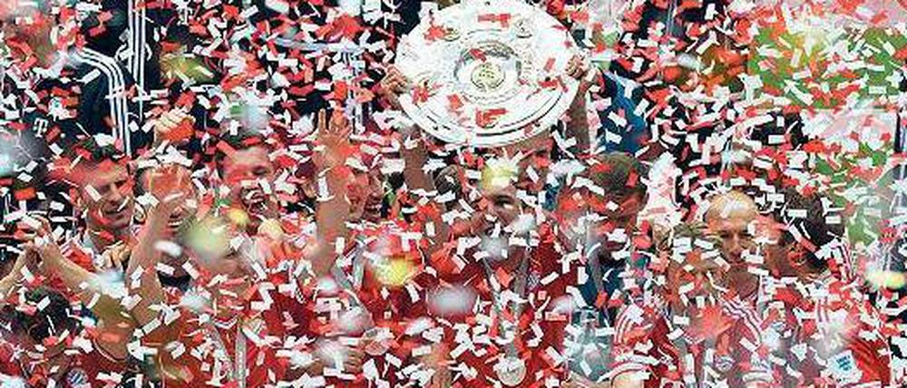 Konfettisturm: Schon am heutigen Samstag kann der FC Bayern Meister werden. Den Verantwortlichen wären sportliche Schlagzeilen mehr als recht.