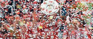 Konfettisturm: Schon am heutigen Samstag kann der FC Bayern Meister werden. Den Verantwortlichen wären sportliche Schlagzeilen mehr als recht.