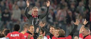 Er hat es geschultert. Kölns Trainer Peter Stöger lässt sich feiern. 
