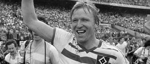 Held unter Helden. Horst Hrubesch (hier beim bisher letzten Meistertitel des HSV 1983) war einer von vielen legendären Fußballern, die für die Hamburger gespielt haben. 