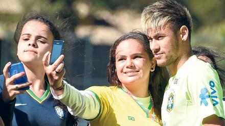 Selfie mit Gott. Die Aufregung um Neymar hat das ganze Land erfasst.