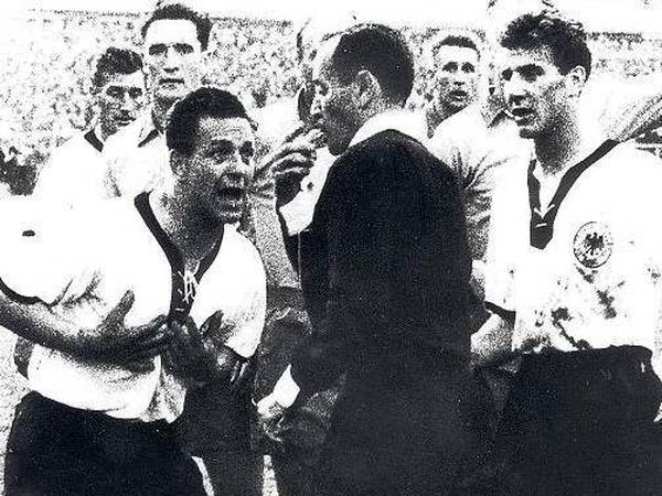 Wundern nach Bern. Der Ungar Istvan Zsolt zeigt dem Deutschen Erich Juskowiak (l.) im Halbfinale 1958 gegen Schweden die Rote Karte.