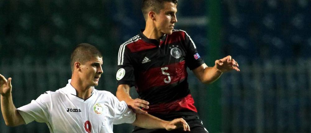 Mit allen Mitteln. Laut dem Fußballverband Bulgariens wurde versucht, Spiele der bulgarischen U-19-Auswahl bei der EM zu manipulieren. Das Team – hier gegen den späteren Europameister Deutschland – schied mit drei Vorrunden-Niederlagen und 0:5 Toren aus. 